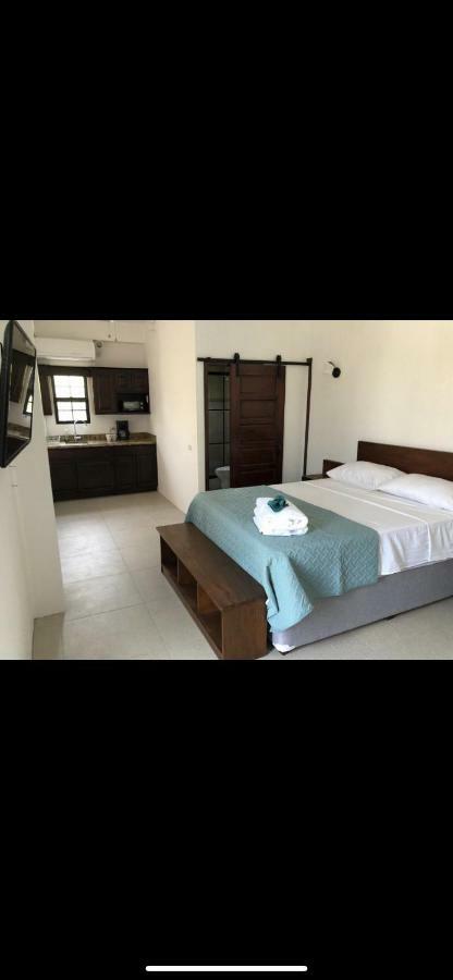 Bay Towers Aparthotel Caye Caulker Exterior photo